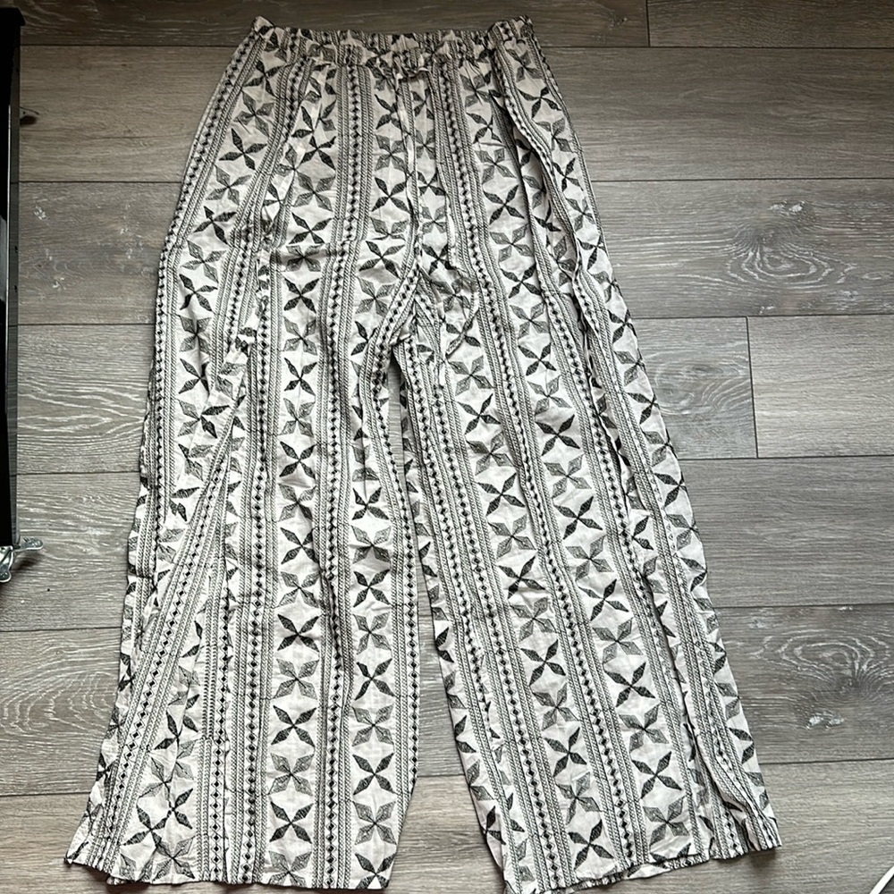 Topshop Embroidered Beach Set in Monochrome - Picture 8 of 15